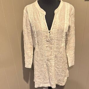 St. Tropez white linen embroider split neckline tuxedo pleated tunic. New. Small